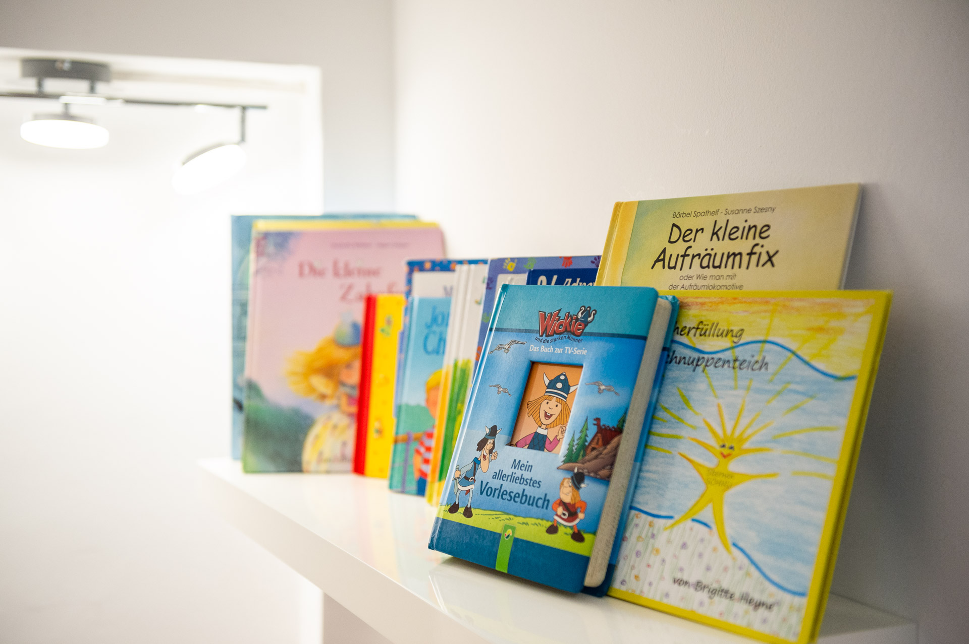 Bücher aus der Kinderecke im Wartezimmer