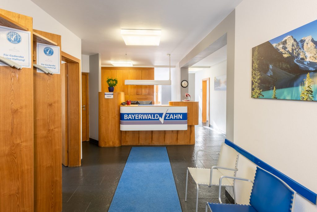 Foto vom Empfangsbereich der Zahnarztpraxis Bischofsmais