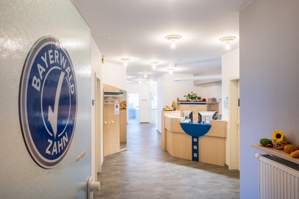 Fotoaufnahme vom Empfangsbereich der Zahnarztpraxis in Hengersberg