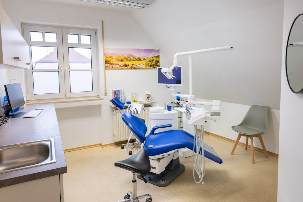 Behandlungsstuhl der Praxis in Hengersberg