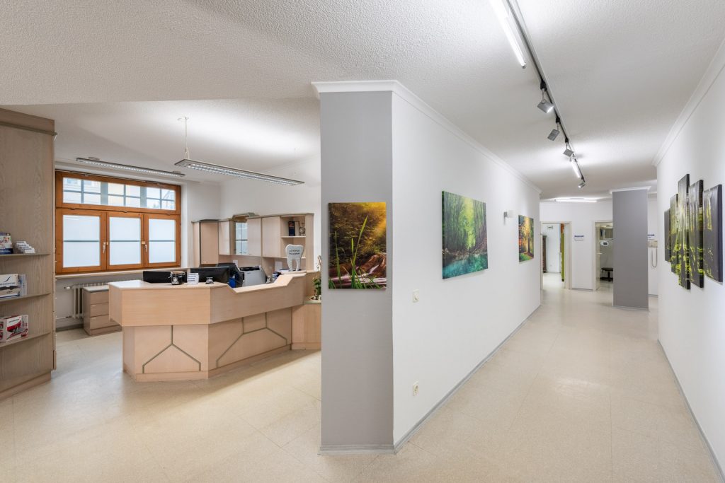 Foto vom Empfangsbereich der Zahnarztpraxis in Passau