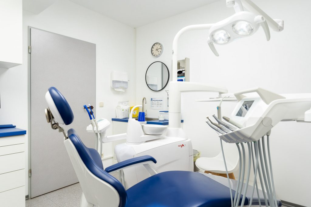 Behandlungsstuhl der Praxis Mauth