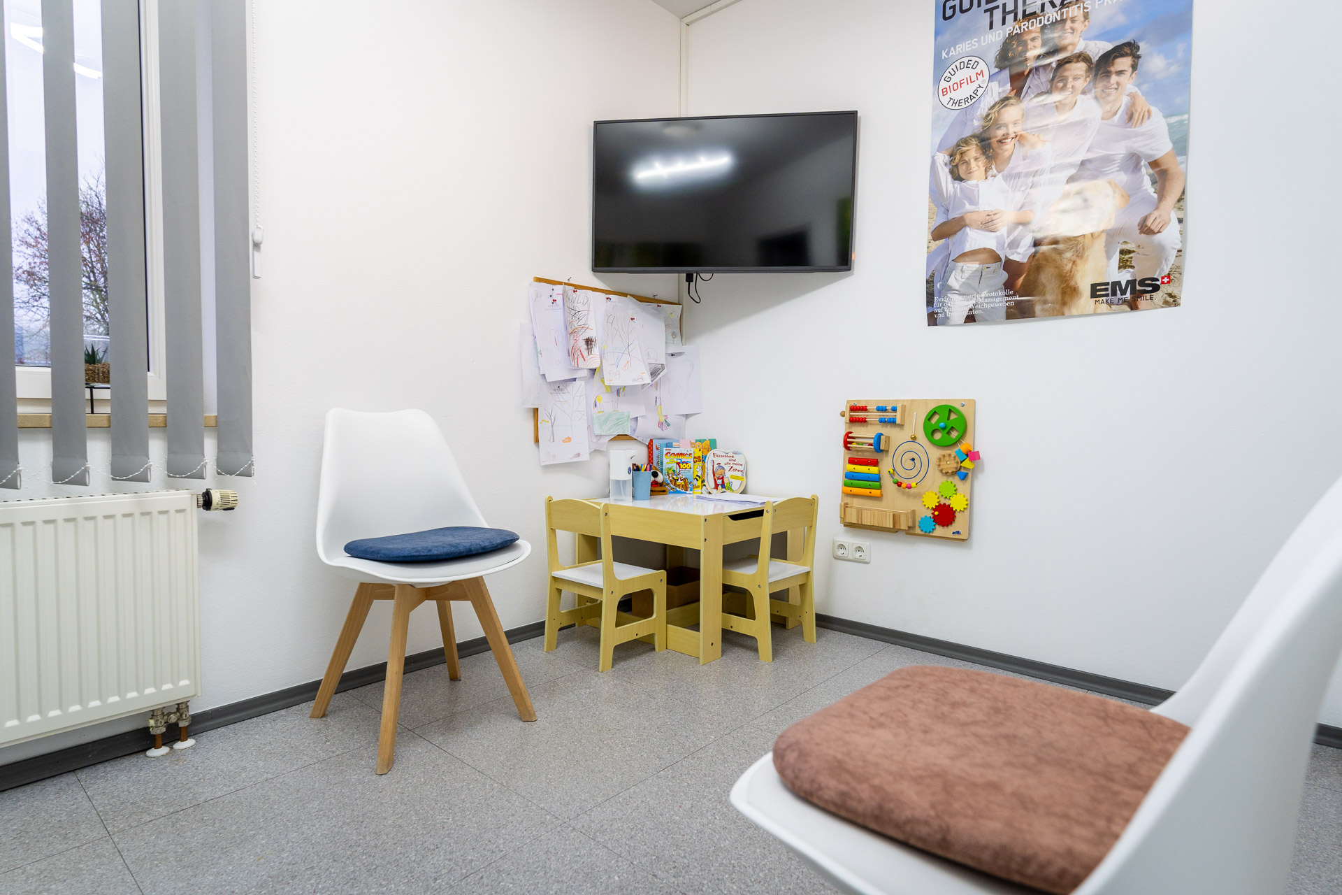 Wartezimmer mit TV der Zahnarztpraxis in Mauth