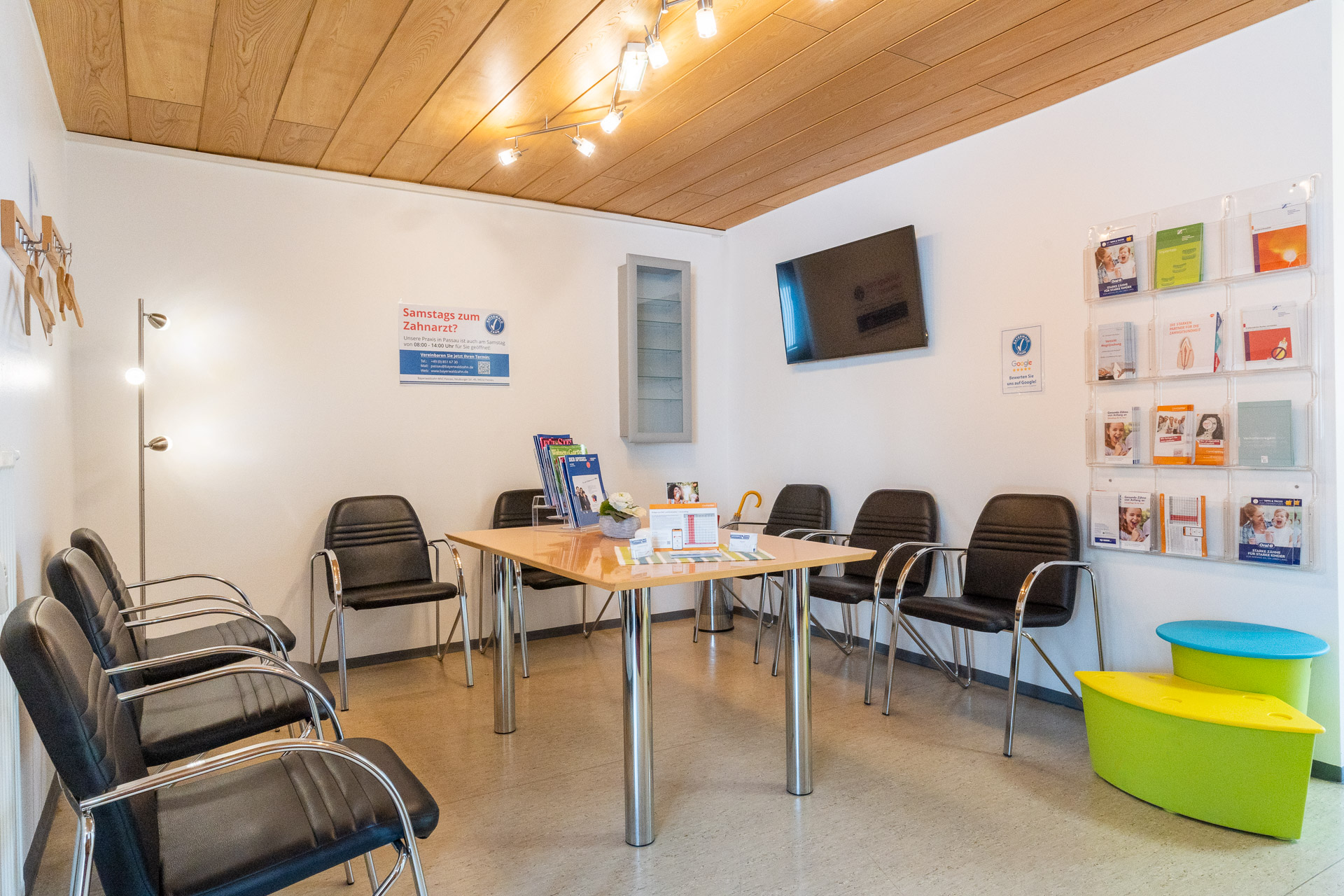 Wartebereich der Praxis in Regen