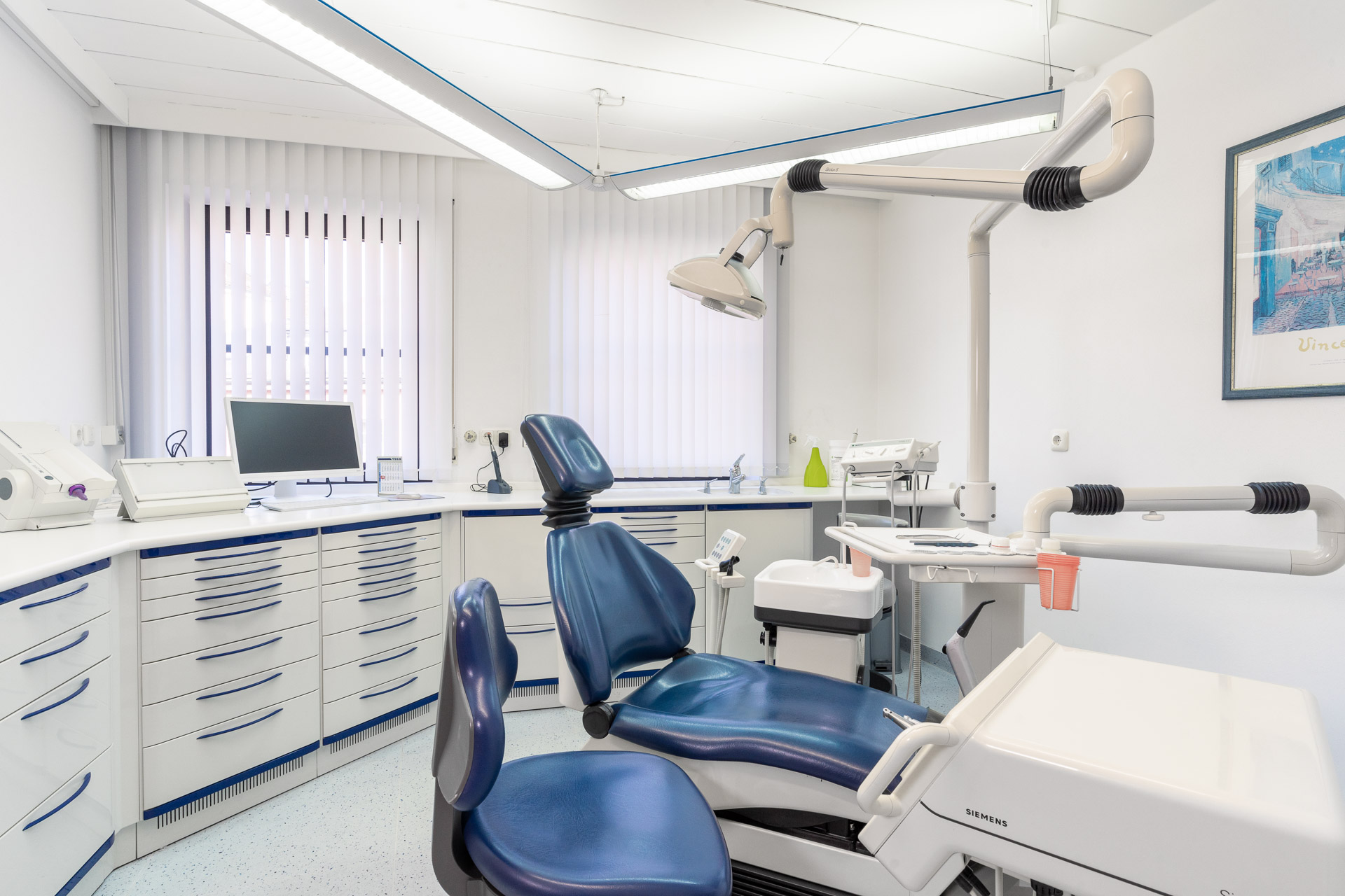 Behandlungsstuhl der Praxis in Regen