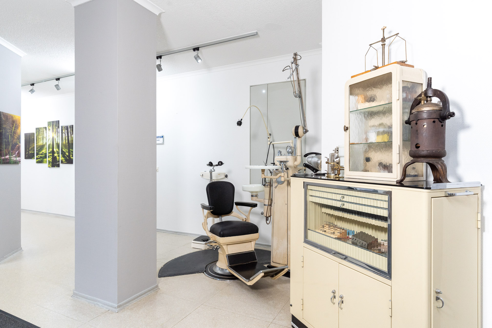 historischer Behandlungsstuhl mit Schrank