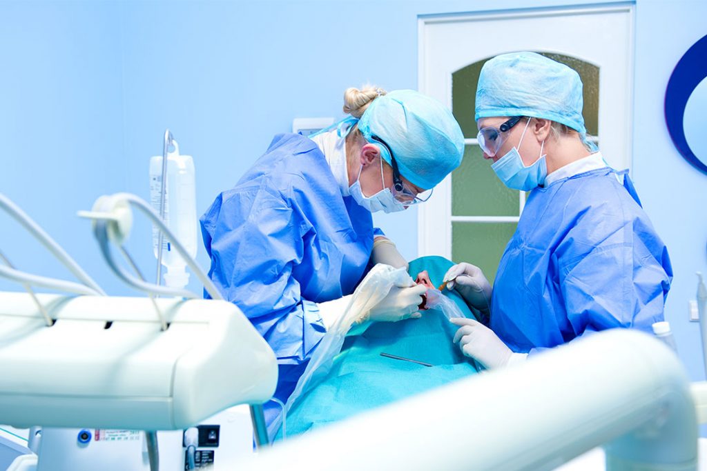 Oralchirurgie verlagerter Zahn