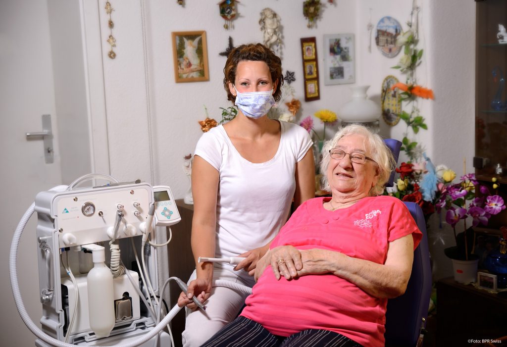 Bayerwaldzahn mit der mobilen Zahnarztpraxis im Seniorenwohnheim