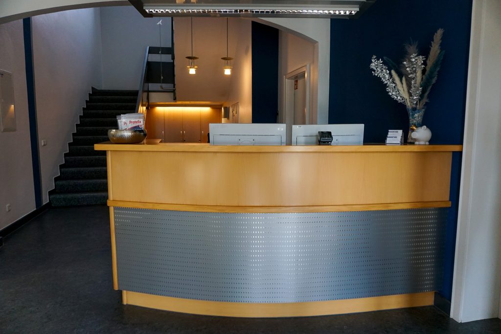 Fotoaufnahme vom Empfang in der Zahnarztpraxis Tittling