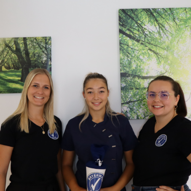 Zahnmedizinische Mitarbeiterinnen und Auszubildende in einer Zahnarztpraxis von Bayerwaldzahn.