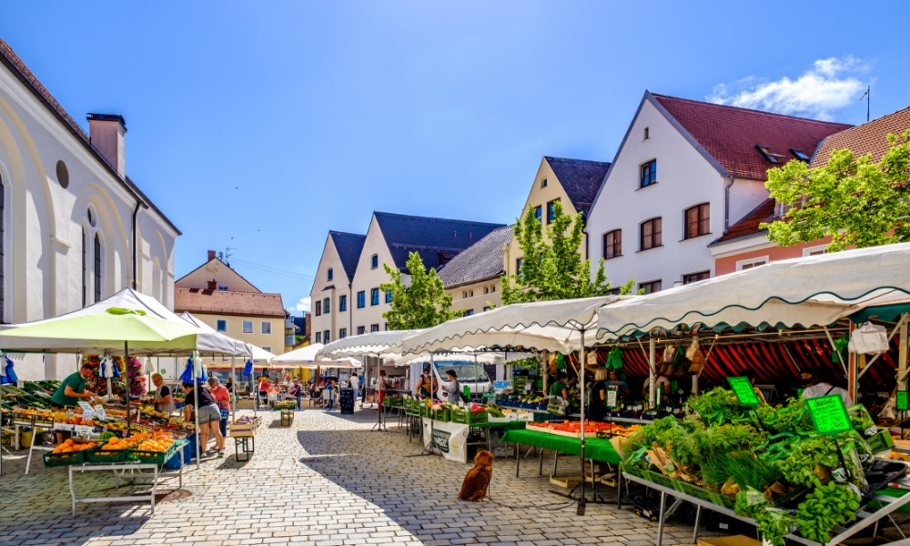 Belebter Marktplatz mit Außengastronomie in einer niederbayerischen Kleinstadt