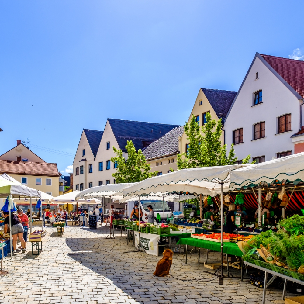 Belebter Marktplatz mit Außengastronomie in einer niederbayerischen Kleinstadt